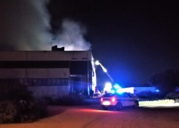 Orta di Atella, ex “Eldo” di nuovo in fiamme: intervengono i vigili del fuoco (Video e foto)