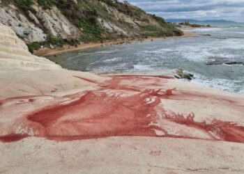 Agrigento, Scala dei Turchi imbrattata con polvere d’intonaco rossa: caccia ai vandali