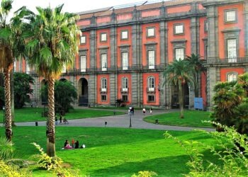 Orrore a Napoli: uomo trovato morto nel bosco di Capodimonte