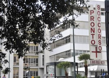 Due giovani feriti alle gambe a Napoli: Entrambi colpiti nella zona degli chalet, lungo via Caracciolo