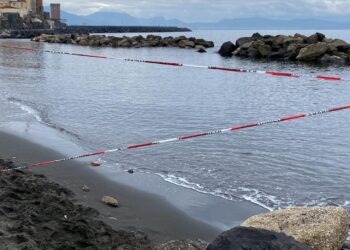 La madre del bimbo di 2 anni annegato a Torre del Greco: fermata per omicidio. Ha confessato