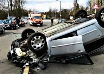 Auto si ribalta su viale Carlo III: ferito un militare americano