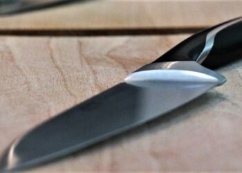 Caserta, minaccia il commmissario dei vigili con un coltello: condannato