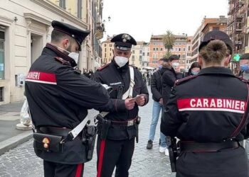 Positivi al Covid-19 vengono sorpresi a passeggiare in strada: denunciati