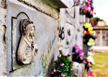 Tombaroli in azione nel Casertano: trafugate le lapidi dei defunti