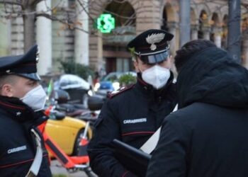 Positivi al Covid-19 vengono sorpresi a passeggiare in strada: denunciati