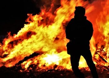 Insegnante si dà fuoco: ricoverato d’urgenza al “Cardarelli” di Napoli