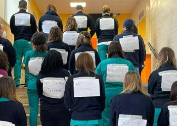 Napoli, aggressione ai medici. Flash mob: “Basta violenza in corsia”