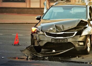 Incidente su viale Carlo III: si schianta contro un palo e aggredisce i soccorritori