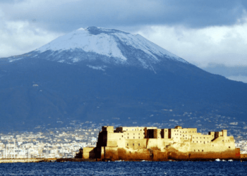 Meteo in Campania: temperature in netto calo. Vesuvio innevato