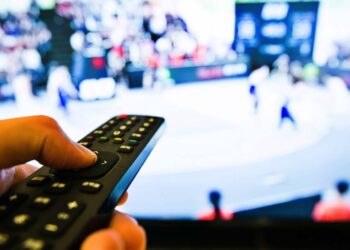 Maxi truffa, 10 euro al mese per guardare Dazn, Sky e Netflix: scoperta, a Napoli, la base del segnale illegale