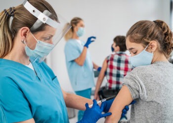 Aifa, parere favorevole terza dose per gli adolescenti dai 12 ai 15 anni: fatta con vaccino Pfizer