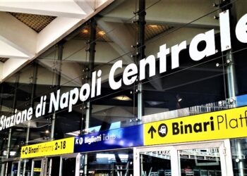 Napoli, passeggeri sui treni senza mascherine e green pass: interviene la polizia