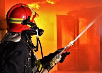 Paura nella notte ad Aversa: in fiamme un noto bar di viale Kennedy