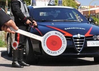 Napoli, furgone senza targa usato come scuolabus abusivo: a bordo 15 studenti minorenni