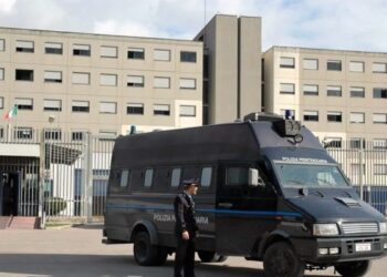 Carcere di Secondigliano, maxi-blitz nelle celle dei boss: trovati 60 cellulari e droga