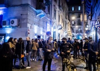 Napoli, rissa di San Valentino ai baretti di Chiaia: trentenne accoltellata
