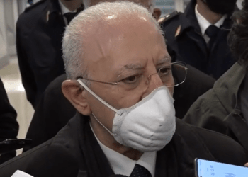 Mascherine all’aperto, De Luca firma l’ordinanza: in Campania resta l’obbligo