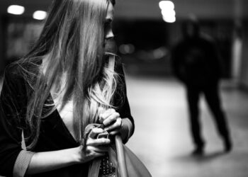 Perseguita una donna mentre è ai domiciliari: arrestato 28enne nel Casertano