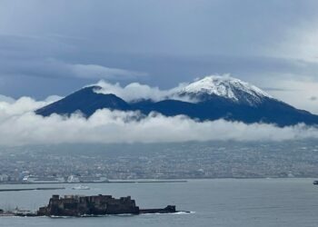Maltempo in Campania: Vesuvio, imbiancato fino a bassa quota e fitta nevicata ad Avellino