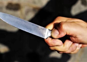 Aspetta l’ex fidanzata sotto casa con coltello e cacciaviti: arrestato