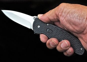 Napoli, follia no-vax: entra alle poste con un coltello e aggredisce la polizia