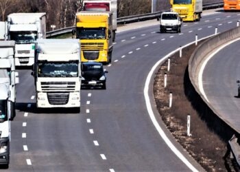 Corsa spericolata tra camionisti finisce in rissa: interviene la polizia