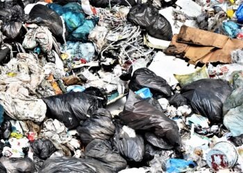 Sversavano rifiuti nell’Agro atellano: sequestrate 3 attività imprenditoriali