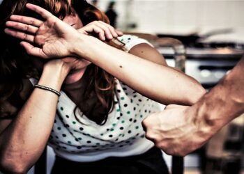 Riempie di botte la moglie e la figlia: 43enne arrestato nel Nolano