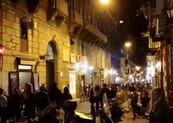 Movida violenta a Napoli: apprezzamenti alla fidanzatina, 14enne ferito a Chiaia
