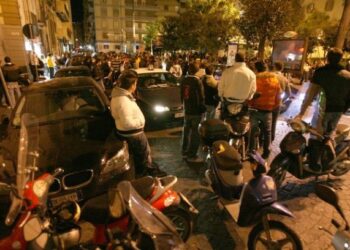 Movida selvaggia a Napoli, stretta su bar e locali: chiusura alle due nel weekend, e all’una in settimana