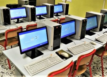 Vergogna a San Marcellino: rubati 20 computer dalla scuola media