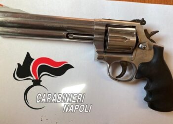 Controlli straordinari ad Acerra, carabinieri sequestrano una pistola 357 Magnum