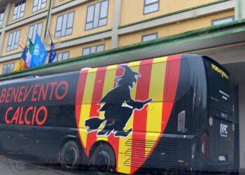 Grossa pietra contro il pullman del Benevento calcio: fortunatamente nessun ferito