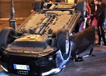 Auto si ribalta sulla rotonda: giovane casertano in gravi condizioni