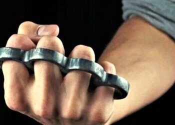 Aversa, movida violenta: giovani vanno in giro armati di tirapugni