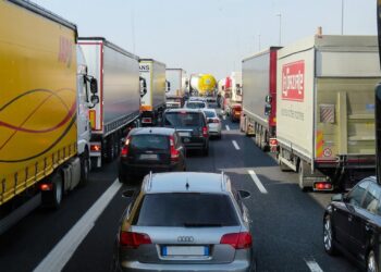 Caro carburanti. Decine di autotrasportatori fermi nel tratto casertano compreso tra Capua e Caianello