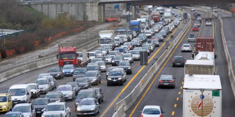 vacanze di natale, code nel tratto autostradale Calenzano- Firenze sud, dovute al traffico intenzo e alle partenza per la vacanze natalizie oggi 23 dicembre 2010ANSA/MAURIZIO DEGL' INNOCENTI
