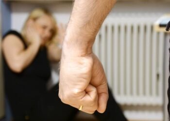 Pozzuoli, picchia la compagna incinta per strada e finisce in manette