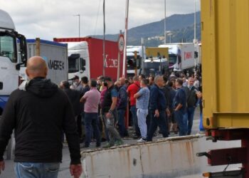 Caro carburante, prezzi folli: da lunedì stop autotrasportatori