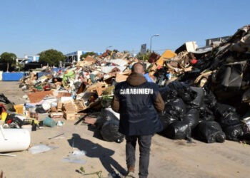 Smaltimento illecito di rifiuti, raffica di controlli nel Napoletano: due denunce e individuati 6 siti illegali