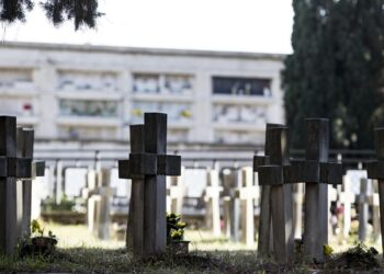 Ancora furti e vandalismo al cimitero: tombaroli di nuovo in azione nel Casertano