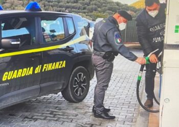 Caro benzina, distributori irregolari, sanzionati 30 impianti: cartelli con prezzi ingannevoli