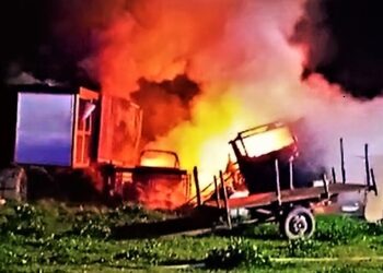 Orta di Atella, incendio in un deposito privato: intervengono i pompieri (Video)