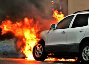 Auto esplosa a Grumo Nevano: la vittima è Emilio Parisi