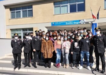 Scuola “Cultura della legalità”: i Carabinieri incontrano gli studenti del Liceo Scientifico “Emilio Segrè” di Mugnano