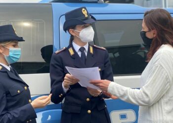 Caserta, 8 marzo “Giornata Internazionale della Donna” la polizia scende in piazza e tende la mano alle donne in difficoltà