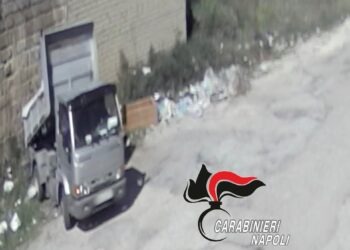 Qualiano, scarica rifiuti da un furgone e scappa: beccato dalle telecamere