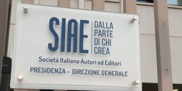 "Ci si riferisce a talune note di agenzia e comunicati stampa relative alle interpretazioni che vuoi il Ministero della Cultura Direzione Biblioteche vuoi taluni intermediari (in particolare il Nuovo Imaie) offrono con riguardo al DM 107/2021 recante le ?Misure di ristoro e sostegno del settore della musica dal vivo e degli autori, artisti interpreti ed esecutori?. SIAE deve in particolare stigmatizzare il fatto che le suddette interpretazioni alimentano l?impressione che SIAE stessa abbia in animo di applicare criteri restrittivi o non giustificati con riguardo ai contributi previsti dal detto DM. Una simile suggestione è oggettivamente errata e crea un nocumento alle scelte, invece perfettamente legittime, di SIAE". Lo scrive la Società Italiana degli Autori ed Editori in una nota. "Basti qui sottolineare che SIAE ? proprio al fine di non introdurre misure discrezionali o peggio di ?autopromozione? ? ha fatto perfetta applicazione delle regole introdotte (non da SIAE ma) dal Ministero. SIAE, innanzitutto, ha tenuto ben presente la distinzione tra la fase di ripartizione delle risorse e quella della assegnazione. Invero, la prima ha riguardato la suddivisione degli importi tra i diversi intermediari (OGC o EGI rispettivamente in materia di diritto d?autore o diritti connessi) e proprio perché limitata ad una ripartizione (appunto) primaria tra operatori ha fatto esclusivo riferimento ad un livello massimo di reddito lordo degli ?aventi diritto potenziali? (fossero essi autori o interpreti esecutori)"."La seconda, invece, ha riguardato ?il come? distribuire le risorse ottenute nella disponibilità di SIAE tra gli aventi diritto effettivi (e non più solo potenziali); ovviamente gli autori, nel caso di SIAE. SIAE, peraltro, non ha confuso i due diversi piani utilizzando un unico criterio per operazioni chiaramente diverse. E proprio con specifico riguardo alla fase di assegnazione tra gli aventi diritto, SIAE ha doverosamente applicato l?art. 2, comma 7, del DM 107/2021. In esso ? ed è questo il punto ? si legge che ?Le risorse sono distribuite [?] in coerenza con i criteri contenuti nel decreto del Ministro per i beni e le attività culturali e per il turismo, di concerto con il Ministro dell?economia e delle finanze, 30 aprile 2020, attuativo dell?articolo 90, comma 1, del decreto-legge 17 marzo 2020, n. 18, convertito, con modificazioni dalla legge 24 aprile 2020, n. 27?. SIAE ritiene necessario sottolineare con forza il passaggio con il quale il DM 107 in commento chiede di operare la distribuzione (o ?assegnazione?) dei contributi ?in coerenza? con i criteri contenuti nel decreto 30 aprile 2020. Si noti infatti che, ove il legislatore (o lo stesso Ministero) avesse voluto applicare un criterio diverso (ad es. i mille euro di minimo reddito) senza imporre una applicazione invece perequativa della nuova attribuzione di risorse, proprio il legislatore avrebbe dovuto utilizzare una espressione diversa da quella invece contenuta nel DM 107/2021. Non avrebbe dovuto utilizzare l?espressione ?in coerenza? (il cui valore giuridico di proporzionalità e adeguamento alla nuova fattispecie è chiarissimo), ma ad es. una espressione del tipo ?i medesimi criteri? (cioè gli stessi criteri del passato senza alcuna operazione di adeguamento)". "Ma una simile scelta non è stata operata dal legislatore e dal Ministero e non si può oggi ingenerare attraverso interpretazioni populistiche una errata impressione di disvalore nei confronti di chi (come SIAE) ha invece semplicemente applicato le norme. Peraltro, lo stesso DM 107/2021, per assurdo, non consente neppure interpretazioni ?migliorative?, posto che un simile eventuale criterio non è neppure contenuto nell?articolo sopra citato e una operazione discrezionale di indiscriminato ampliamento dei partecipanti se, per un verso, può sembrare di miglior favore, per altro verso implica la diminuzione delle risorse affidate a chi invece (proprio secondo la norma) ne aveva diritto, così però mortificandosi il vero obiettivo della regolamentazione di cui si discute: ovvero il ?far fronte alle ricadute economiche negative a seguito delle misure di contenimento del COVID-19? di chi fosse nel periodo di lockdown (già) autore o (già) interprete esecutore e non invece a chi lo sarà in futuro. Insomma, la campagna che taluni operatori sembrano avere interesse ad alimentare nei confronti di SIAE (ed al quale sembrano persino prestarsi le note di agenzia riprese dalle note del Ministero) è oggettivamente infondata. Non solo. Se si considera una semplice proporzione tra il rapporto esistente tra il limite minimo autorale di mille euro e il limite massimo di 20mila euro di reddito totale (anche non autorale) indicato dal DM dell?arile 2020, da un lato, e il rapporto esistente tra il limite minimo autorale di mille e cinquecento euro indicato da SIAE e quello massimo (anche non autorale) di 75mila euro portato DM 107, dall?altro lato, non si potrà non notare come proprio SIAE abbia in realtà ampliato la potenziale platea di beneficiari". "Dunque, una semplice proporzionalità (in coerenza) avrebbe dovuto portare ad un limite inferiore più severo (e più selettivo) rispetto ai mille e cinquecento euro invece indicati. Valore, quest?ultimo, che, si ricorda, è comunque volto a garantire l?esistenza di una radice di professionalità nell?attività autorale nel periodo considerato dalla decretazione del Ministero: ovvero gli anni. Piuttosto, non si può non segnalare (ed in parte lo si è già accennato) come l?operazione di chi abbia semplicemente suddiviso per teste i contributi senza alcuna applicazione di criteri coerenti con il DM 30/4/2020 e senza tenere conto del reddito ottenuto nel periodo di lockdown, e poi ancora abbia addirittura esteso tale operazione distributiva a favore di ?nuovi iscritti? sia oggettivamente grave e da rifiutare perché volta a utilizzare in senso persino di autopromozione (come si è detto) un fenomeno (quello delle misure di sostegno) rivolte a chi ha subito una riduzione di attività nel passato"."È in realtà grave aver eliminato, come fatto da alcuni altri o.g.c., qualunque riferimento ai criteri del DM n. 212 del 30 aprile 2020 (art. 90) perché questo sì altera la distribuzione. In particolare Nuovo Imaie, ad esempio, non ha minimamente fatto cenno all?ulteriore requisito che, per gli artisti interpreti esecutori, viene richiesto dal sopra citato d.m. (art. 4, comma 1, lettere b) e c)), e cioè, la fatturazione per cassa di una quota minima di 100 euro nell?anno 2018, ovvero, in alternativa, nel caso (com?è questo) di artisti rappresentati da o.g.c. abilitati, aver preso parte, quali interpreti primari o comprimari, ad almeno 5 fonogrammi o 5 puntate di serie tv o 2 opere cinematografiche negli anni 2018 e 2019. La verità è che nell?applicare previsioni normative imposte dal legislatore (e dal Ministero), che non consentano scelte meramente discrezionali, si deve anche avere la forza di difendere il rischio dell?esistenza di casi di confine. SIAE lo ha fatto. Esistono casi di confine ed è inevitabile che sia così. SIAE peraltro è tra le società di intermediazione europee che ha messo la maggior quantità di misure economiche proprie a disposizione degli autori ed editori per sopperire alla drammatica pandemia e non accetta in alcun modo di essere tacciata, direttamente o indirettamente, di venir meno alla propria missione di essere sempre e comunque dalla parte di chi crea".
