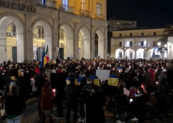 Aversa, fiaccolata di solidarietà con il popolo ucraino (Foto e video)